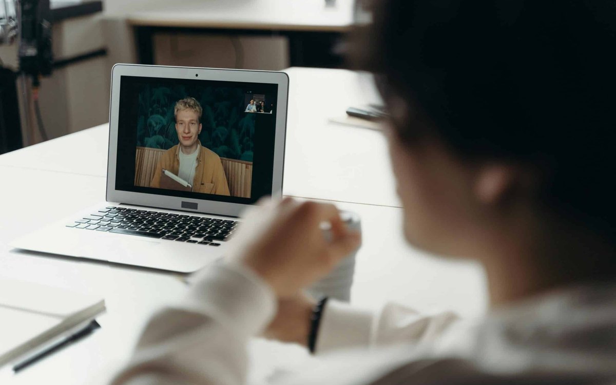 A Importância da Terapia Online para Brasileiros que Moram no Exterior: Um Guia Completo